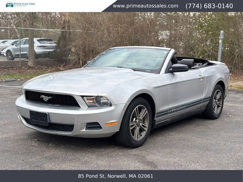 Used 2010 Ford Mustang Convertible RWD image 3