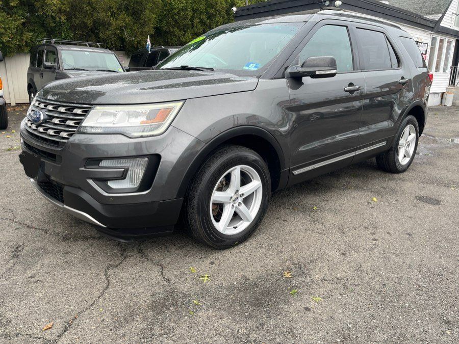 Used 2017 Ford Explorer XLT w/ Equipment Group 202A AWD/4WD image 2