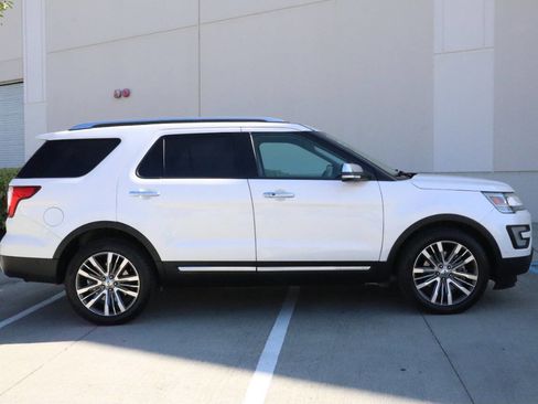 Used 2017 Ford Explorer Platinum image 11