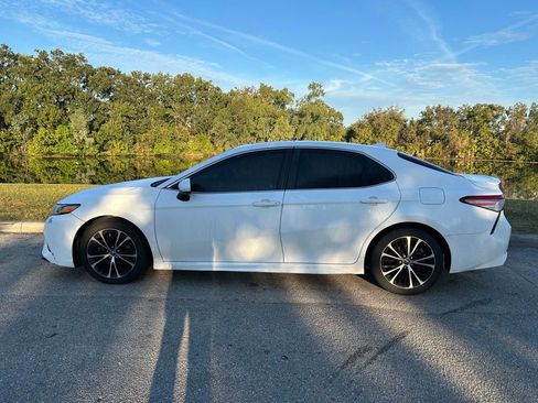 Used 2019 Toyota Camry SE image 2