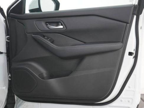 Used 2025 Nissan Rogue SV image 12