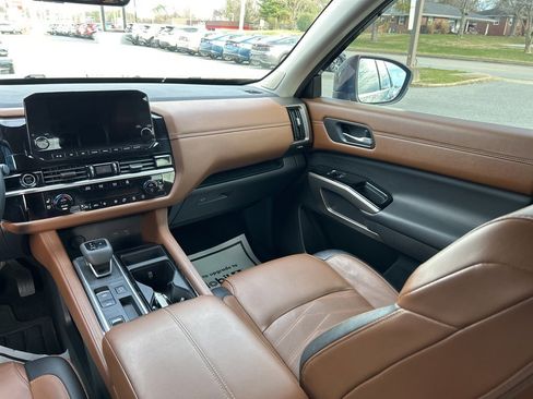 Used 2024 Nissan Pathfinder Platinum image 22