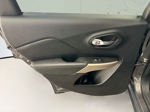Used 2018 Jeep Cherokee Limited AWD/4WD image 26