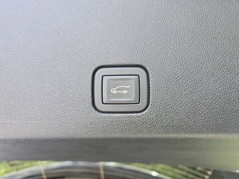 Used 2025 Cadillac XT6 Premium Luxury image 10