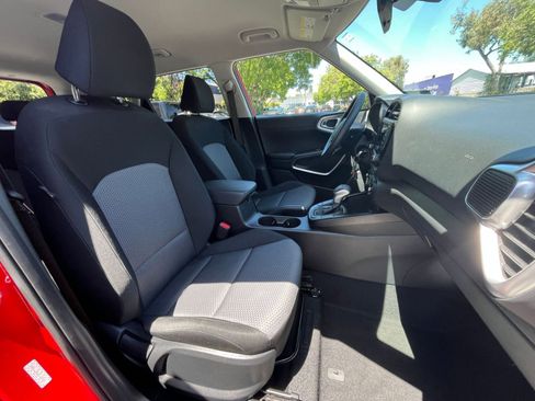 Used 2025 Kia Soul LX w/ LX Technology Package FWD image 34