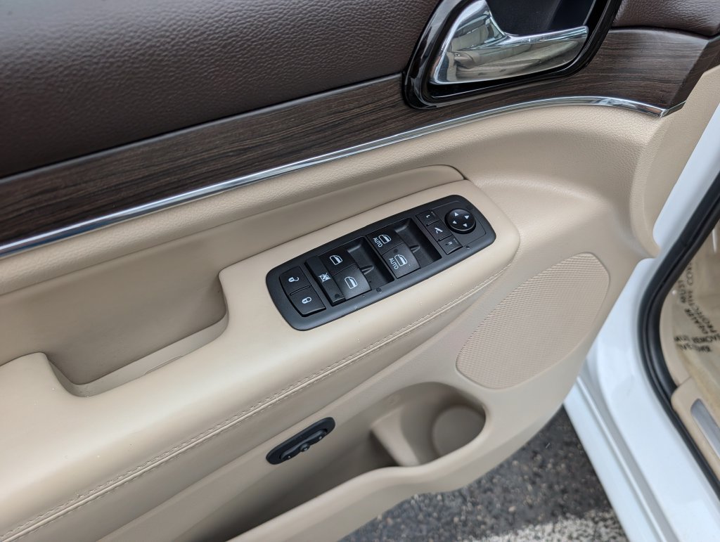Used 2020 Jeep Grand Cherokee Overland AWD/4WD image 15