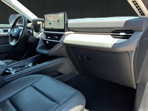 Used 2025 Ford Explorer Active w/ Active Comfort Package AWD/4WD image 11