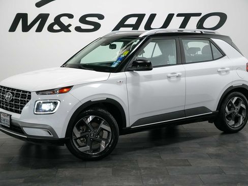 Used 2023 Hyundai Venue Limited FWD image 2