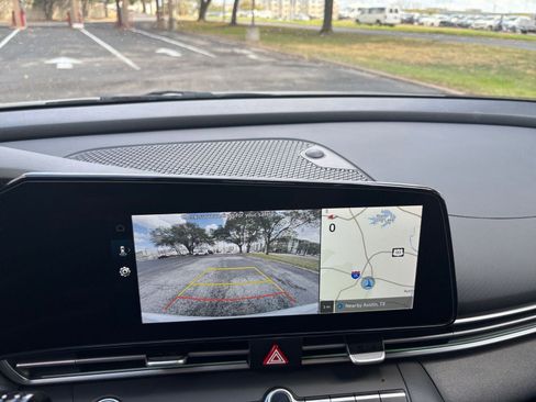 Used 2025 Hyundai Elantra SEL image 21