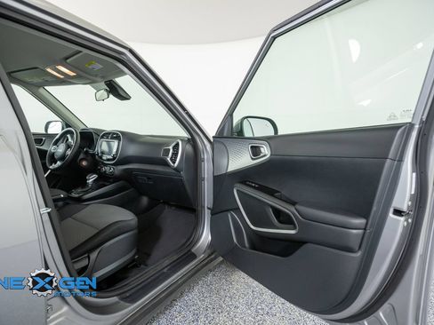 Used 2025 Kia Soul LX w/ LX Technology Package FWD image 38