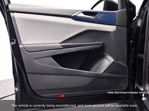 Used 2023 Volkswagen Taos SE w/ Panoramic Sunroof Package image 12