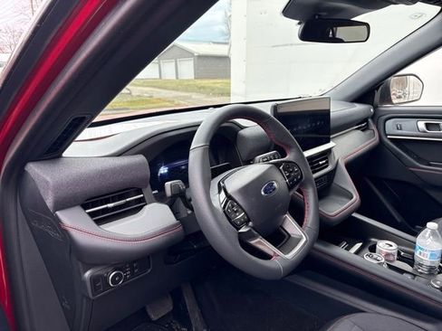 Used 2025 Ford Explorer ST-Line image 9