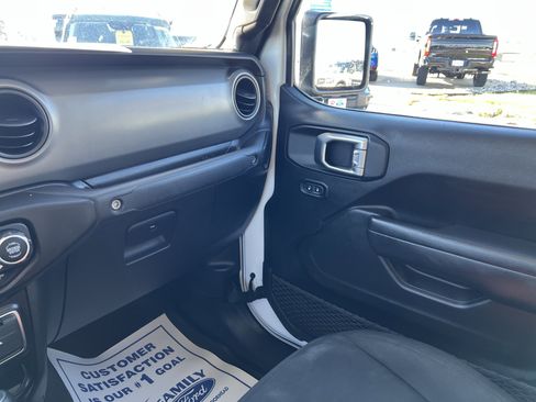 Used 2022 Jeep Gladiator Sport image 11