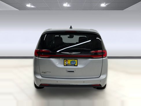 Used 2024 Chrysler Pacifica Touring-L FWD image 8