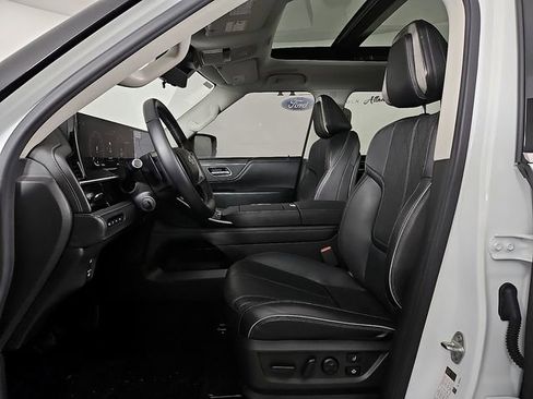 Used 2025 INFINITI QX80 Sensory image 16