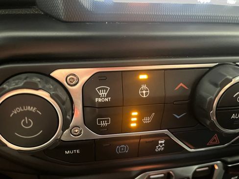 Used 2022 Jeep Wrangler Unlimited Sahara AWD/4WD image 30