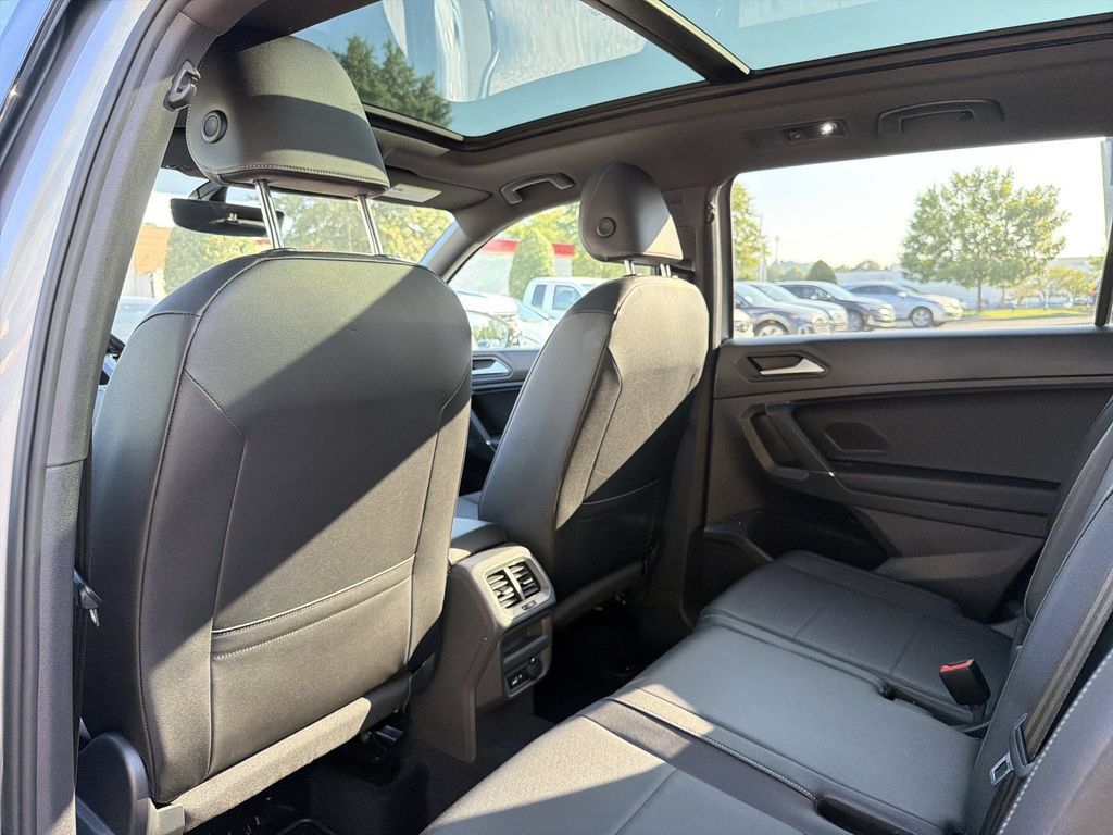 Used 2020 Volkswagen Tiguan SE R-Line FWD image 11
