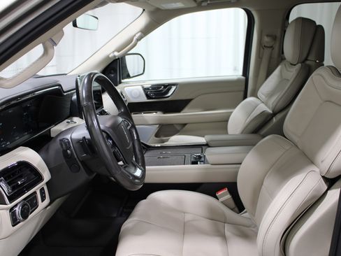 Used 2019 Lincoln Navigator Reserve image 3