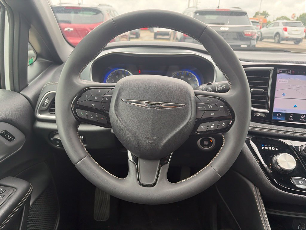 Used 2025 Chrysler Pacifica Limited FWD image 15