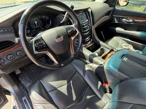 Used 2018 Cadillac Escalade Luxury AWD/4WD image 7