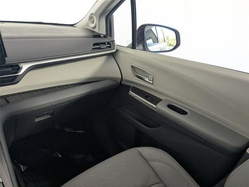 Used 2024 Toyota Sienna Limited image 37