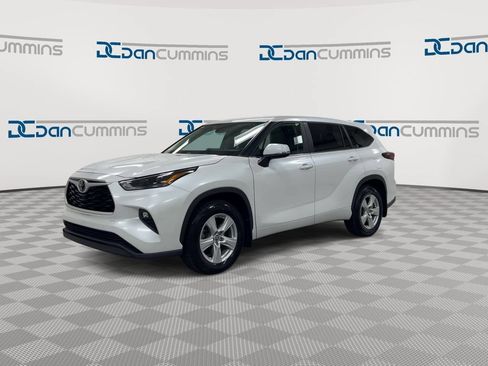 Used 2025 Toyota Highlander LE AWD/4WD image 4
