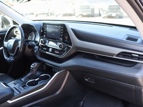 Used 2022 Toyota Highlander XLE FWD image 40