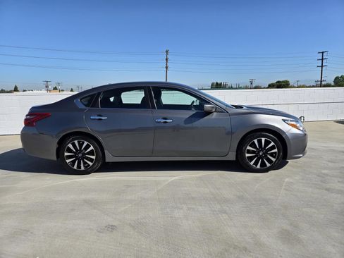 Used 2018 Nissan Altima 2.5 SV image 2