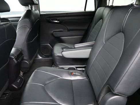 Used 2025 Toyota Highlander XLE AWD/4WD image 16