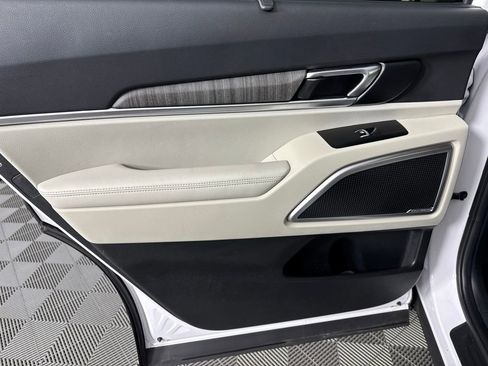 Used 2024 Kia Telluride EX w/ EX Captain's Chair Package image 24