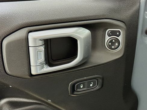 Used 2024 Jeep Wrangler Unlimited image 19