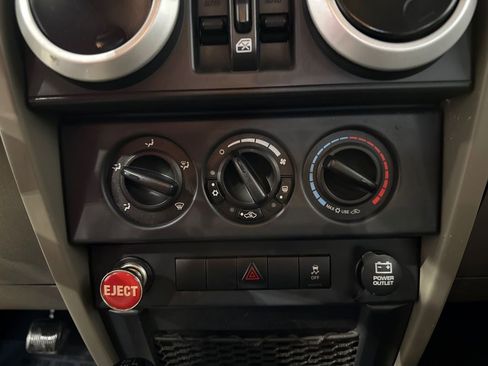 Used 2010 Jeep Wrangler Unlimited Sahara image 93