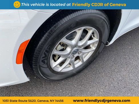 Used 2024 Chrysler Pacifica Touring-L image 9