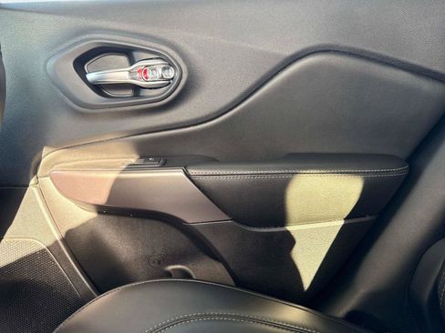 Used 2019 Jeep Cherokee Limited image 15