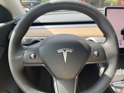 Used 2022 Tesla Model Y Long Range AWD/4WD image 17