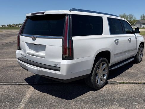 Used 2019 Cadillac Escalade ESV Luxury AWD/4WD image 3