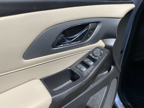 Used 2022 Chevrolet Traverse LS FWD image 15