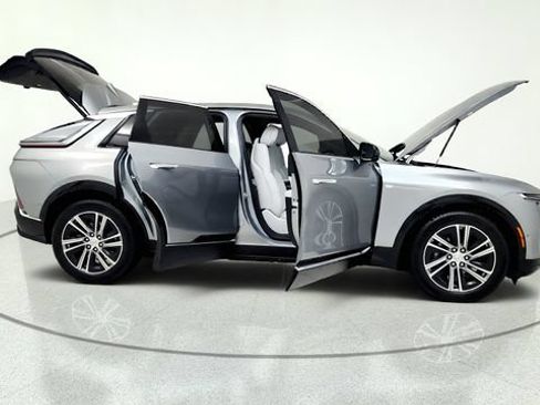 Used 2024 Cadillac Lyriq Luxury AWD/4WD image 20