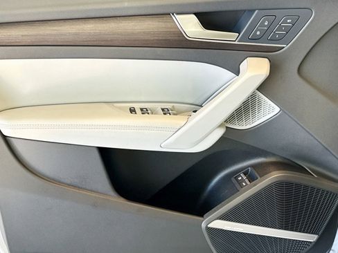 Used 2025 Audi Q5 e Premium Plus w/ Premium Plus Package image 17