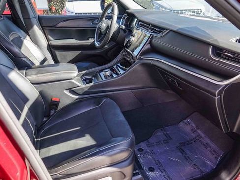 Used 2024 Jeep Grand Cherokee Altitude image 16