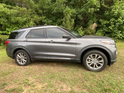 Used 2021 Ford Explorer XLT w/ Equipment Group 202A AWD/4WD image 4