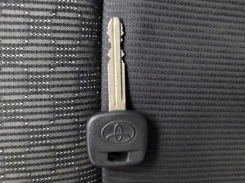 Used 2017 Toyota Yaris L w/ Carpet Mat Package FWD image 32