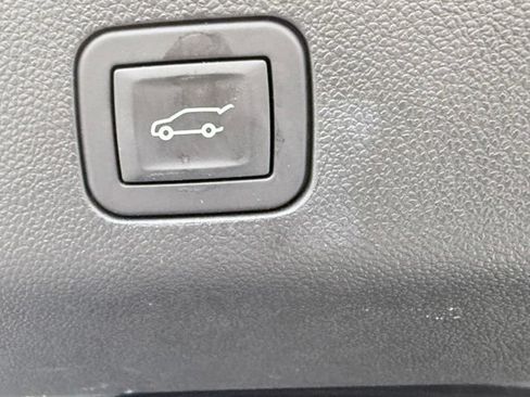 Used 2025 GMC Yukon Denali RWD image 12