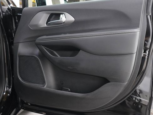 Used 2025 Chrysler Pacifica Select FWD image 11