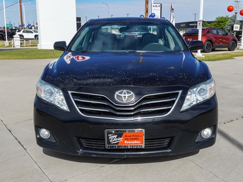 Used 2011 Toyota Camry XLE w/ SE/XLE Extra-Value Pkg FWD image 3