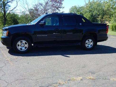 Used 2013 Chevrolet Avalanche LT image 2