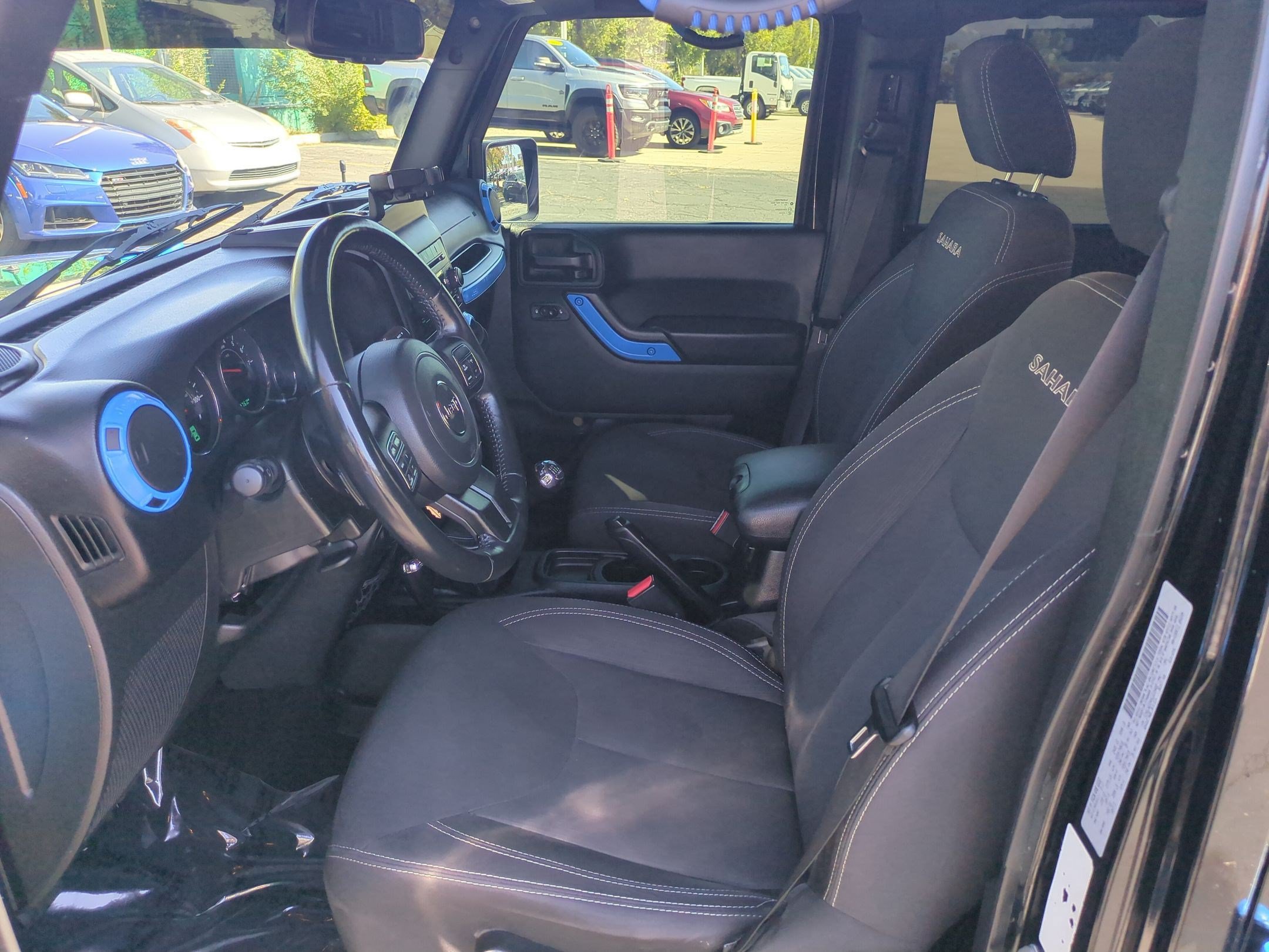 Used 2017 Jeep Wrangler Unlimited Sahara w/ Connectivity Group AWD/4WD image 23