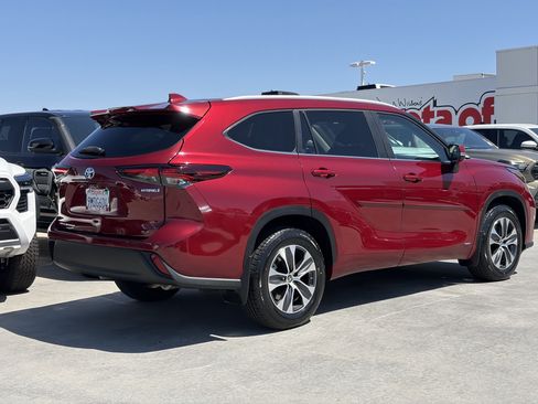 Certified 2024 Toyota Highlander XLE AWD/4WD image 3