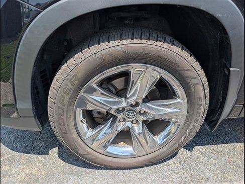 Used 2018 Toyota Highlander Limited Platinum AWD/4WD image 9