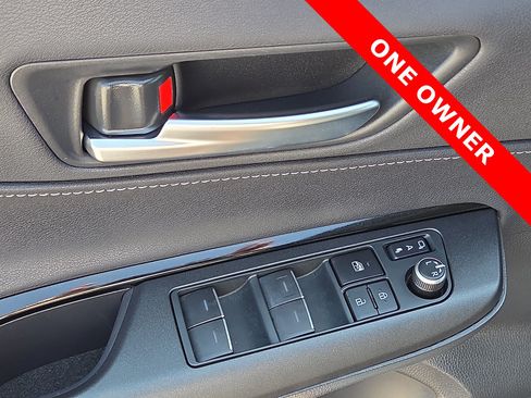 Used 2024 Toyota Venza LE AWD/4WD image 13